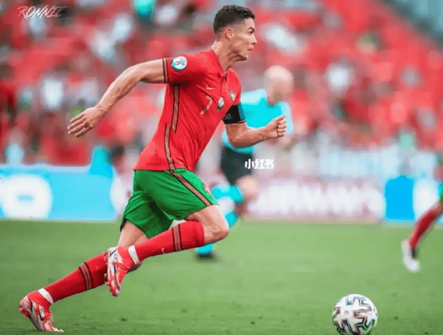 足球比赛中东亚球员展现顽强意志 足球比赛中东亚球员展现顽强意志