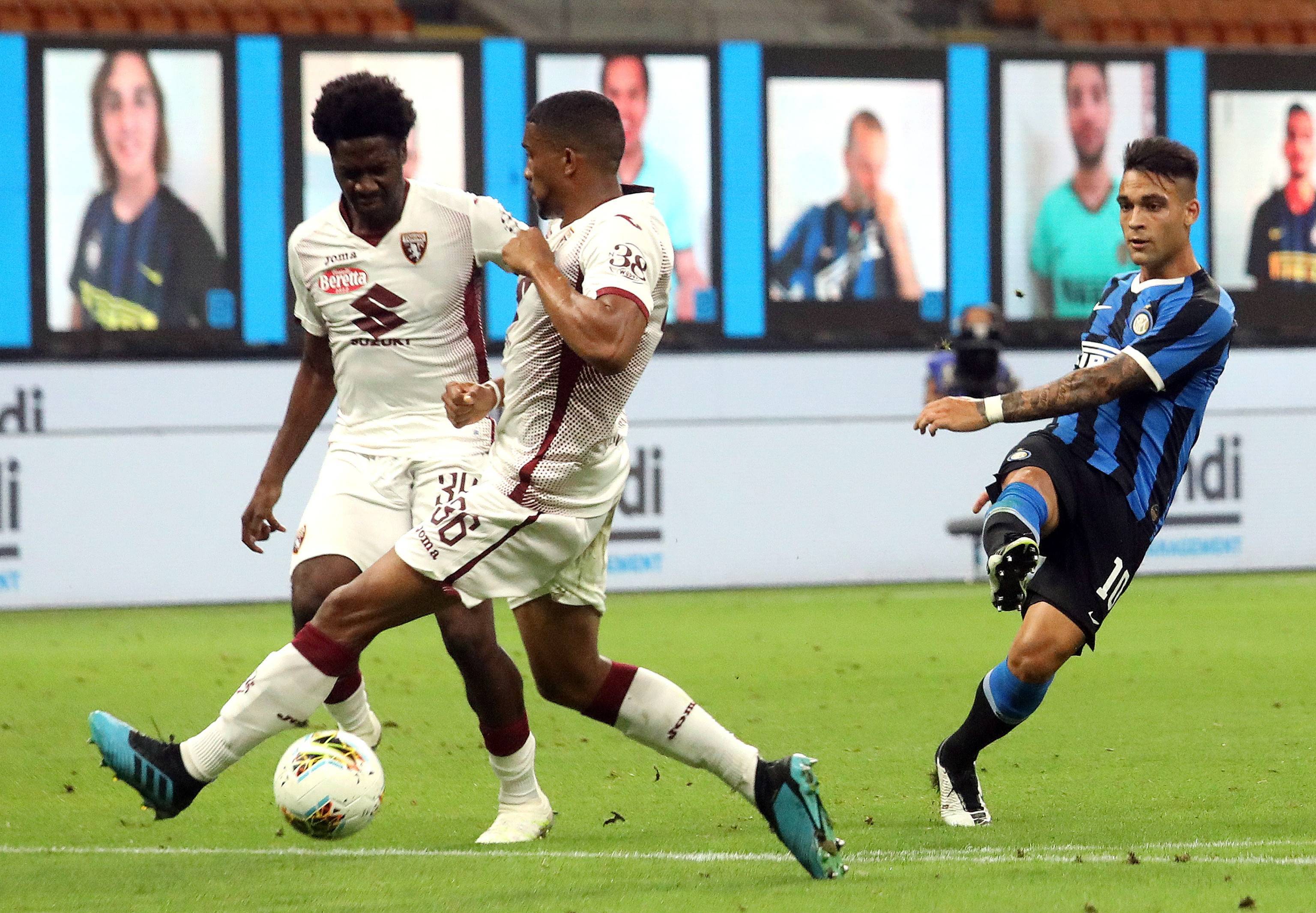 足球比赛中东亚球员展现顽强意志 足球比赛中东亚球员展现顽强意志