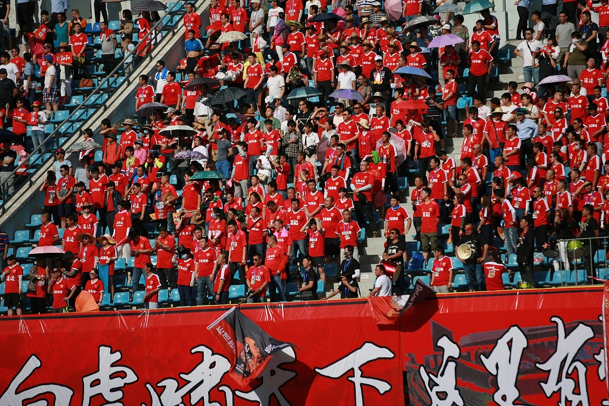 主场气氛热烈,为球队加油打气 主场气氛热烈,为球队加油打气