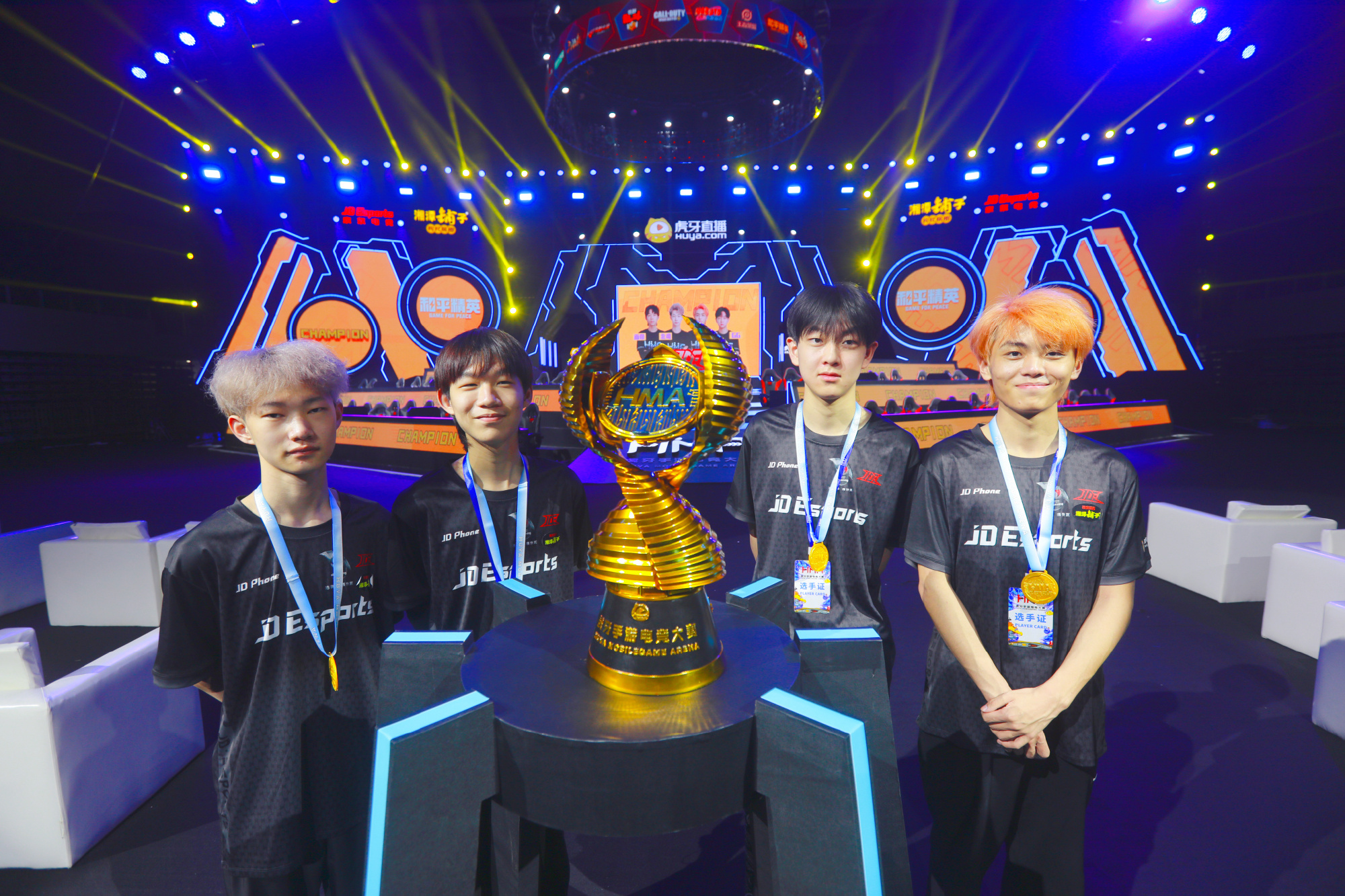 包含瑞士选手斩获亚军,一鸣惊人!的词条 包含瑞士选手斩获亚军,一鸣惊人!的词条