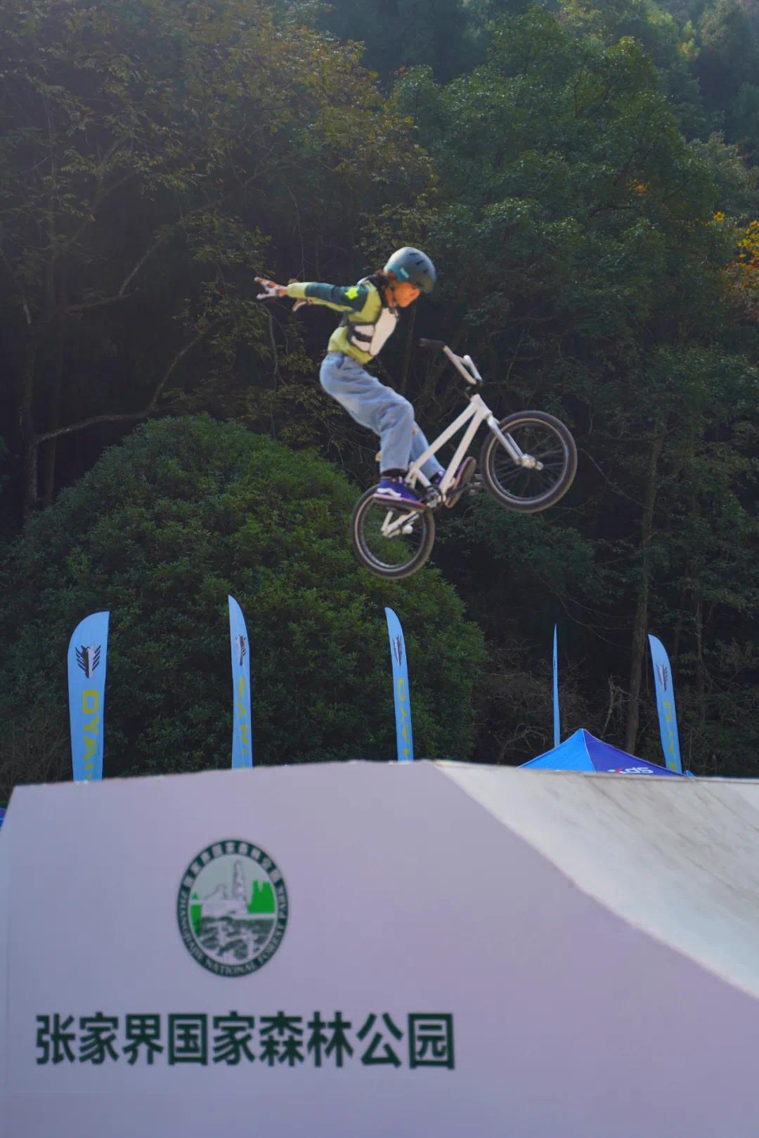 小轮车比赛激情澎湃,选手们风驰电掣的简单介绍 小轮车比赛激情澎湃,选手们风驰电掣的简单介绍