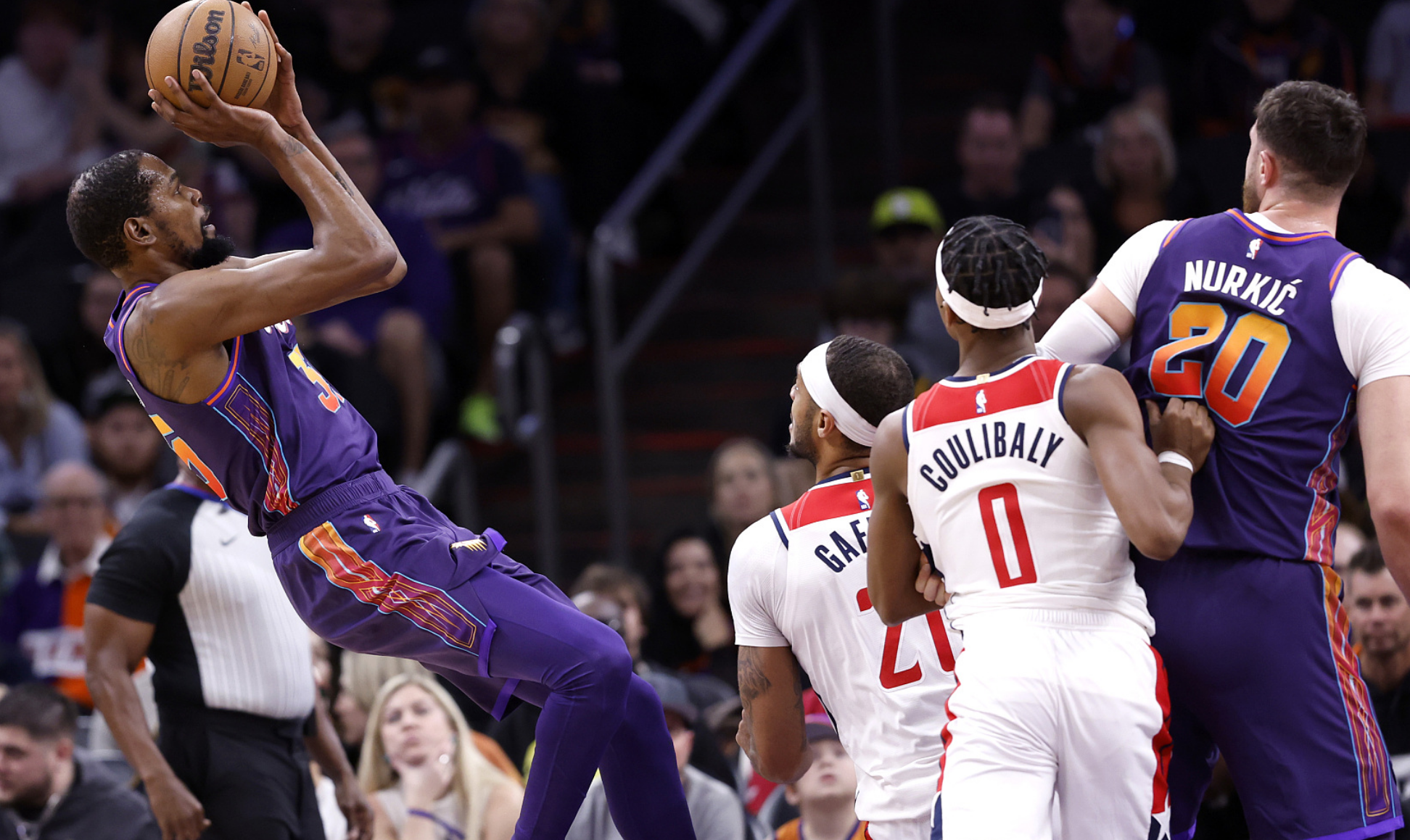 魔术师制胜关键时刻，带领球队逆转胜利的简单介绍