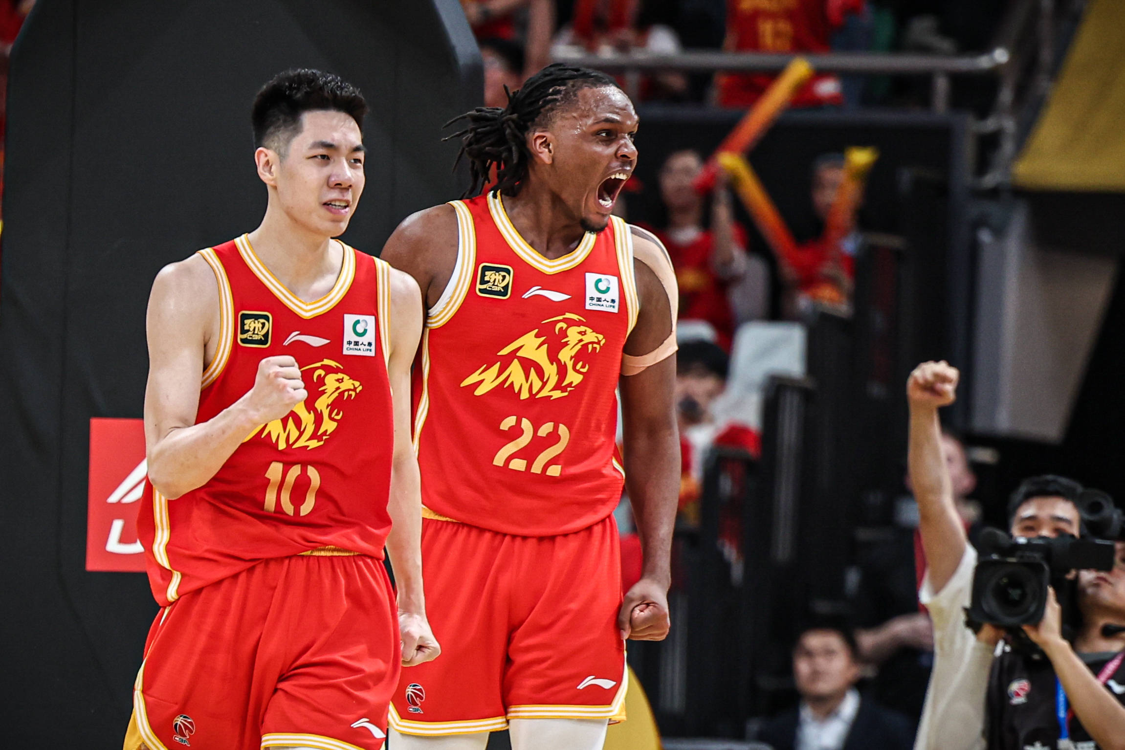 CBA赛场上的精彩瞬间,球员们奋力拼搏的简单介绍 CBA赛场上的精彩瞬间,球员们奋力拼搏的简单介绍