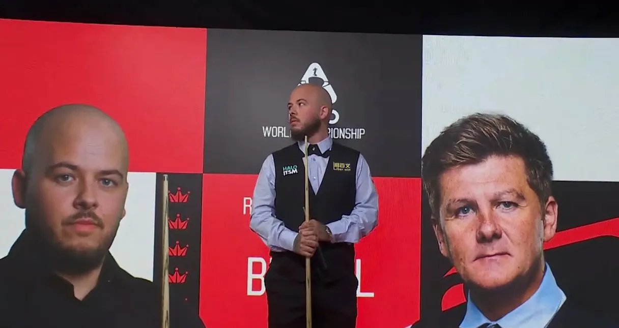 捷克选手喜获拳击比赛冠军