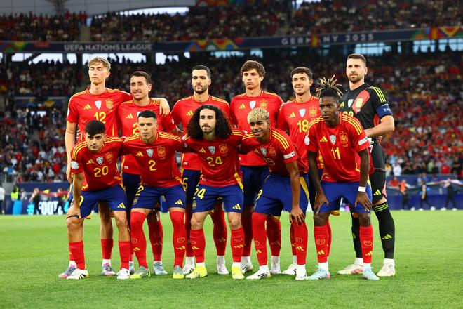 欧国联赛中场对决，球队拼尽全力争夺胜利