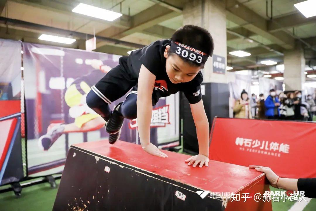 爱沙尼亚跑酷选手获得制高点摘金