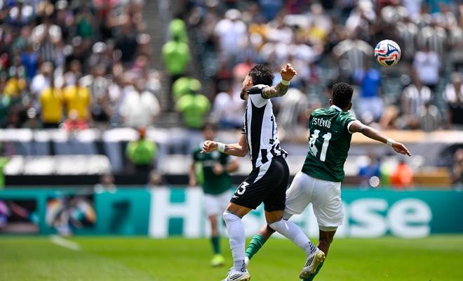 巴西队在比赛中迎战强手，取得胜利