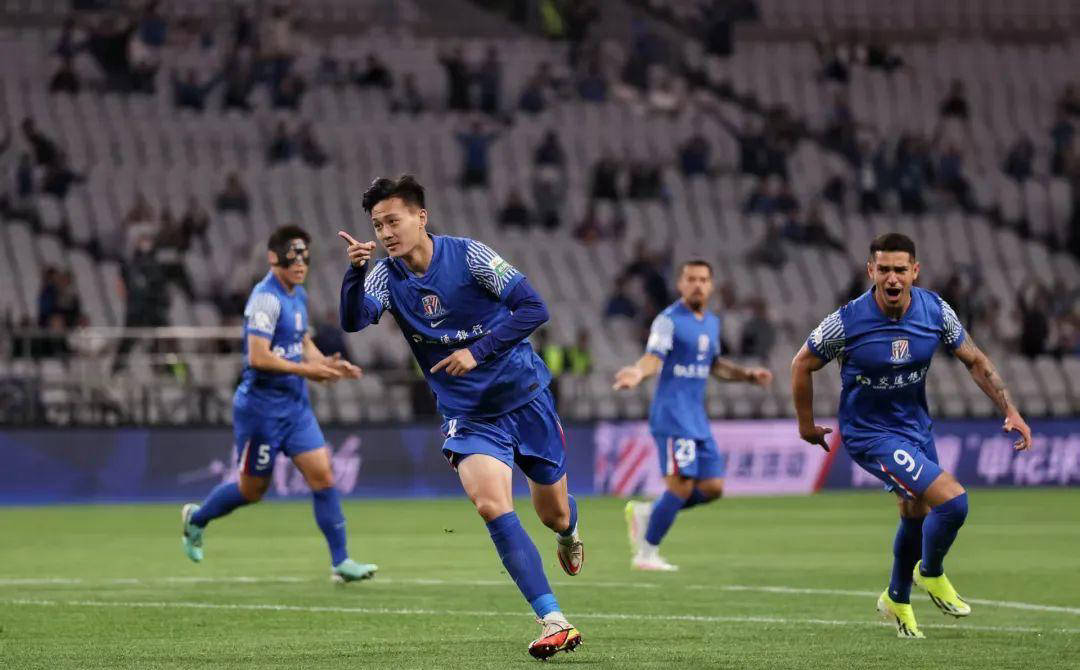 关于北京国安客场力克江苏苏宁，升至中超榜首的信息