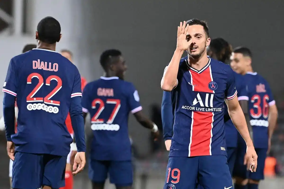 圣埃蒂安俱乐部在比赛中全队出击,取得胜利 圣埃蒂安俱乐部在比赛中全队出击,取得胜利