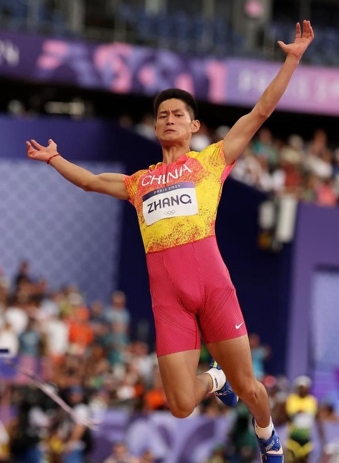 热血男子！跳远运动员被扔楼飞越夺冠的简单介绍