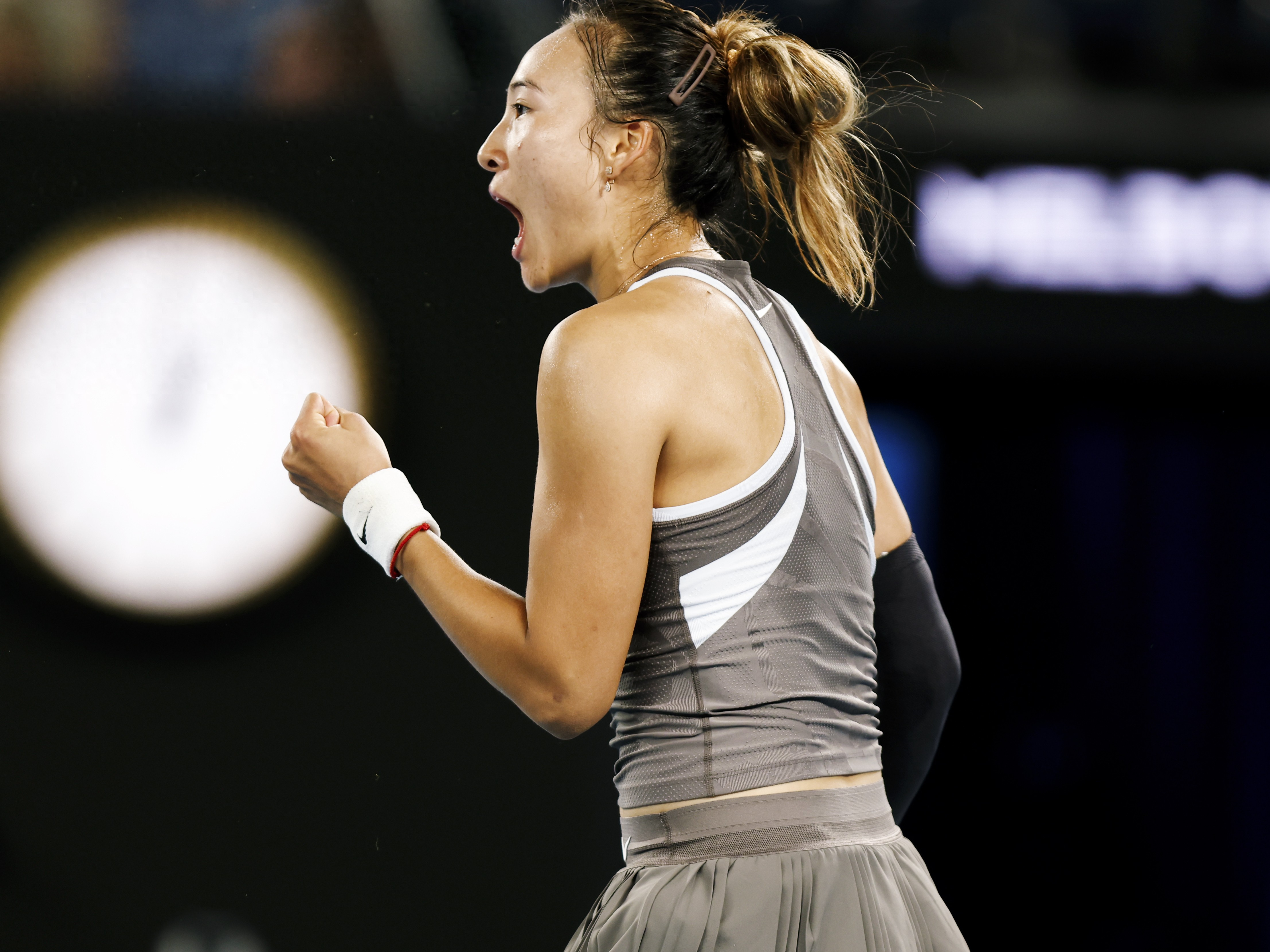 澳洲杯女足比赛，女足球员华丽登场