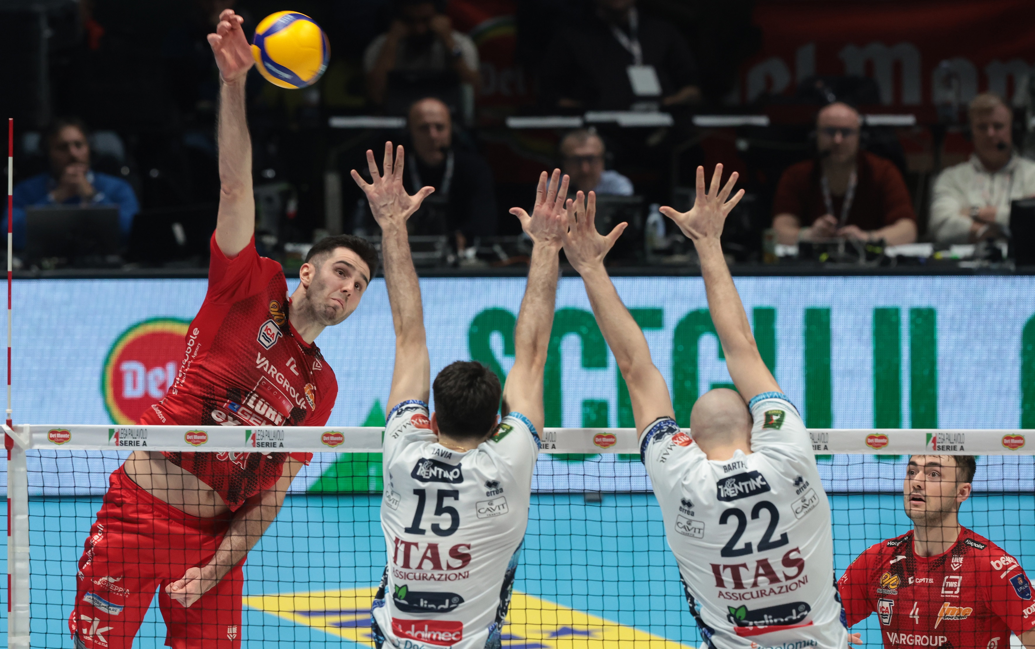 开云下载-意大利队在比赛中力克英格兰队