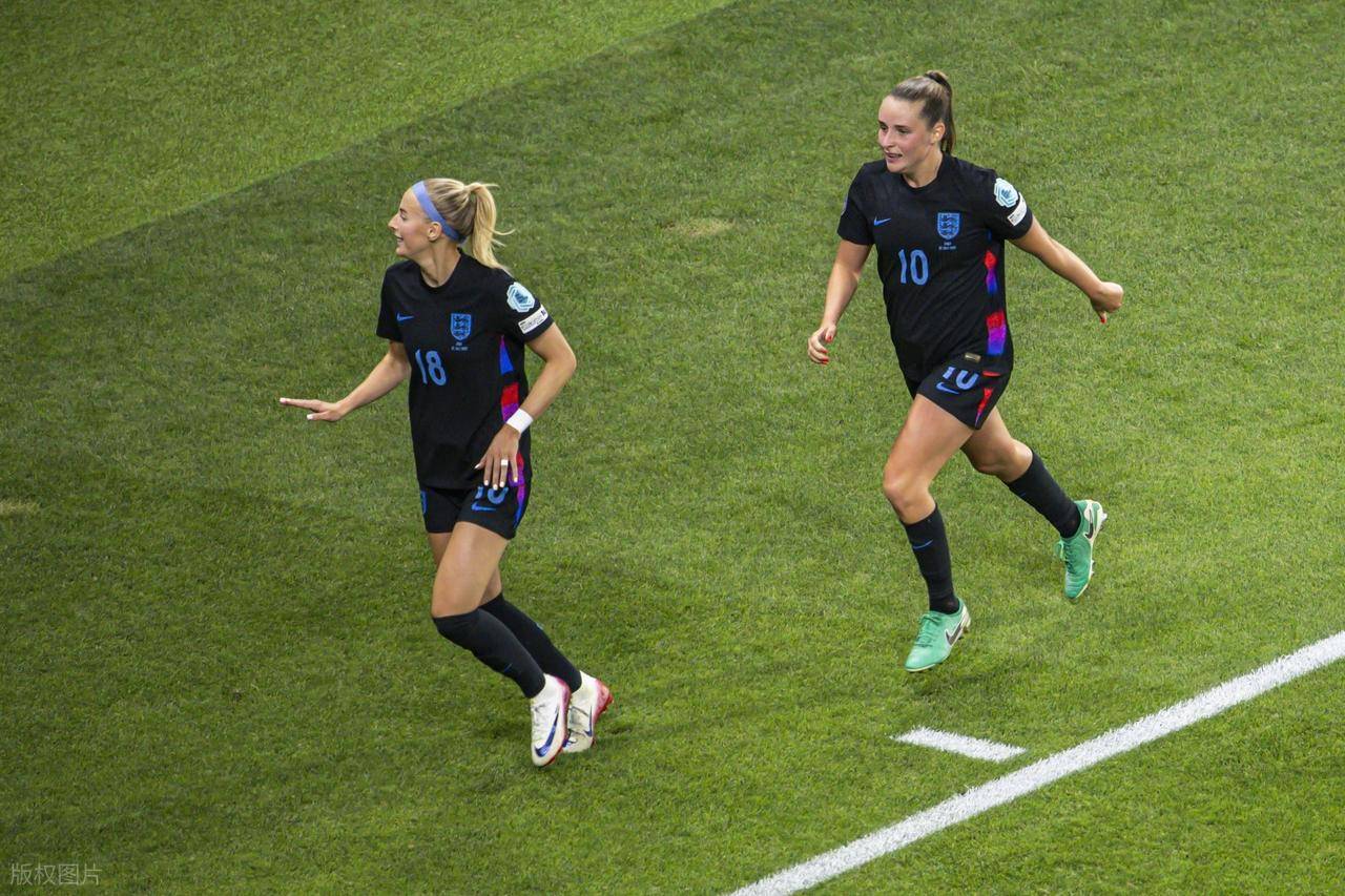 意大利队在比赛中力克英格兰队