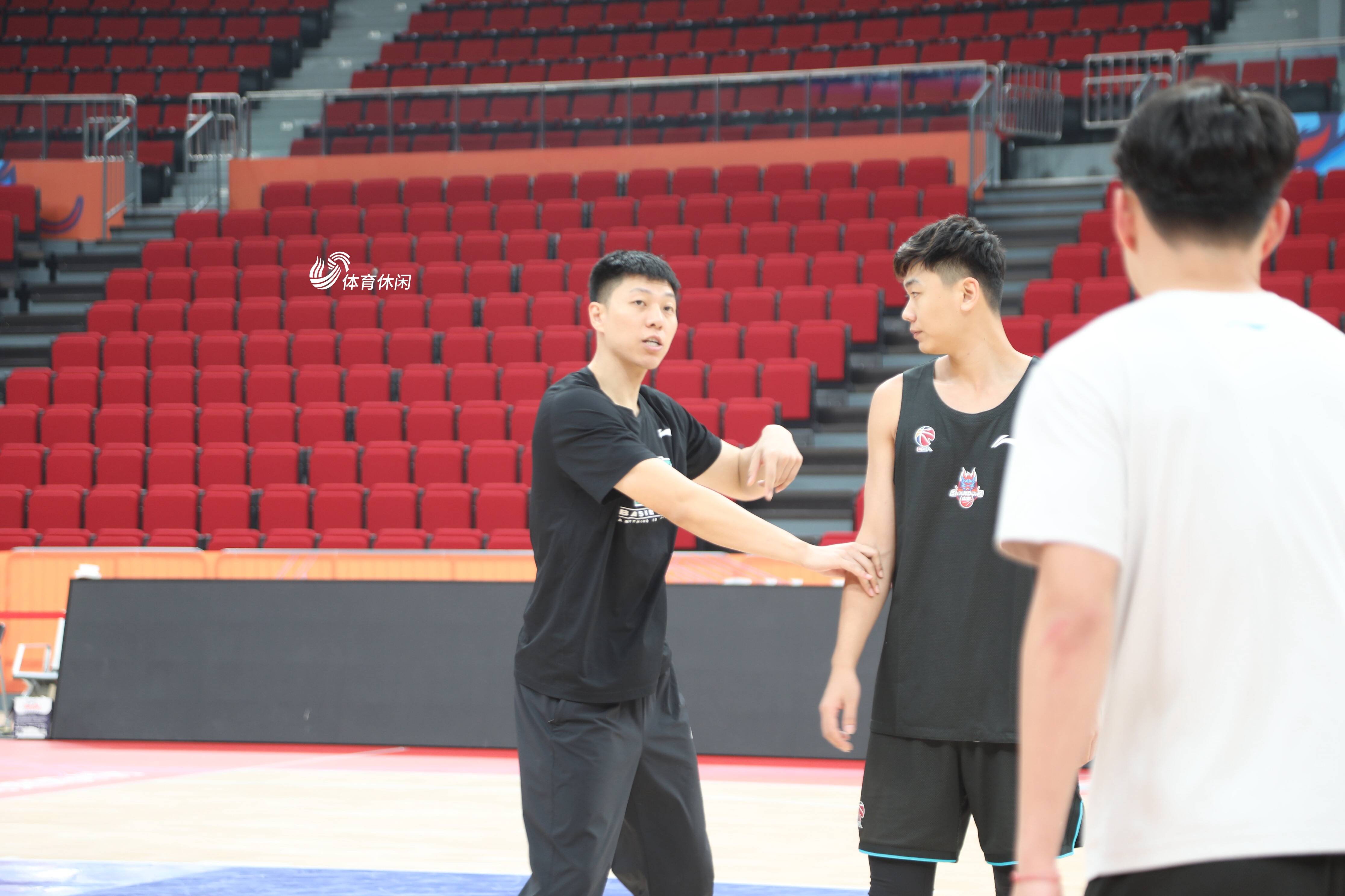 关于山东男篮首发球员伤愈复出，助球队拿下胜利的信息