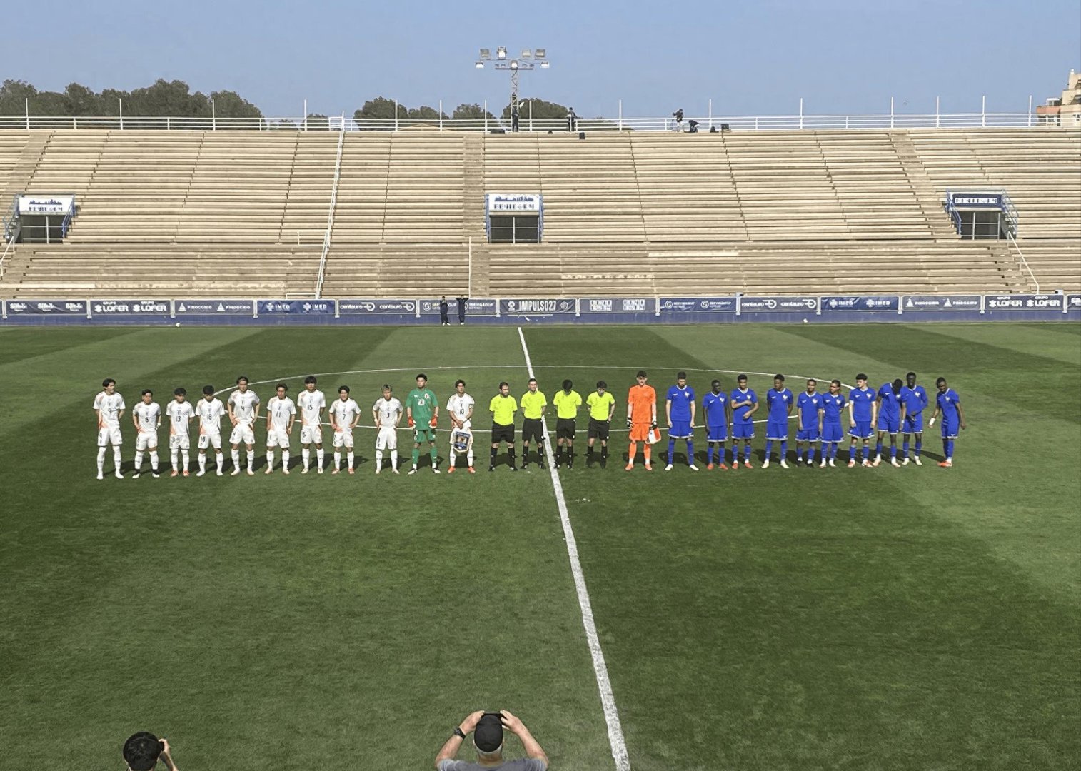 足球联赛中精致绝伦的激烈对抗