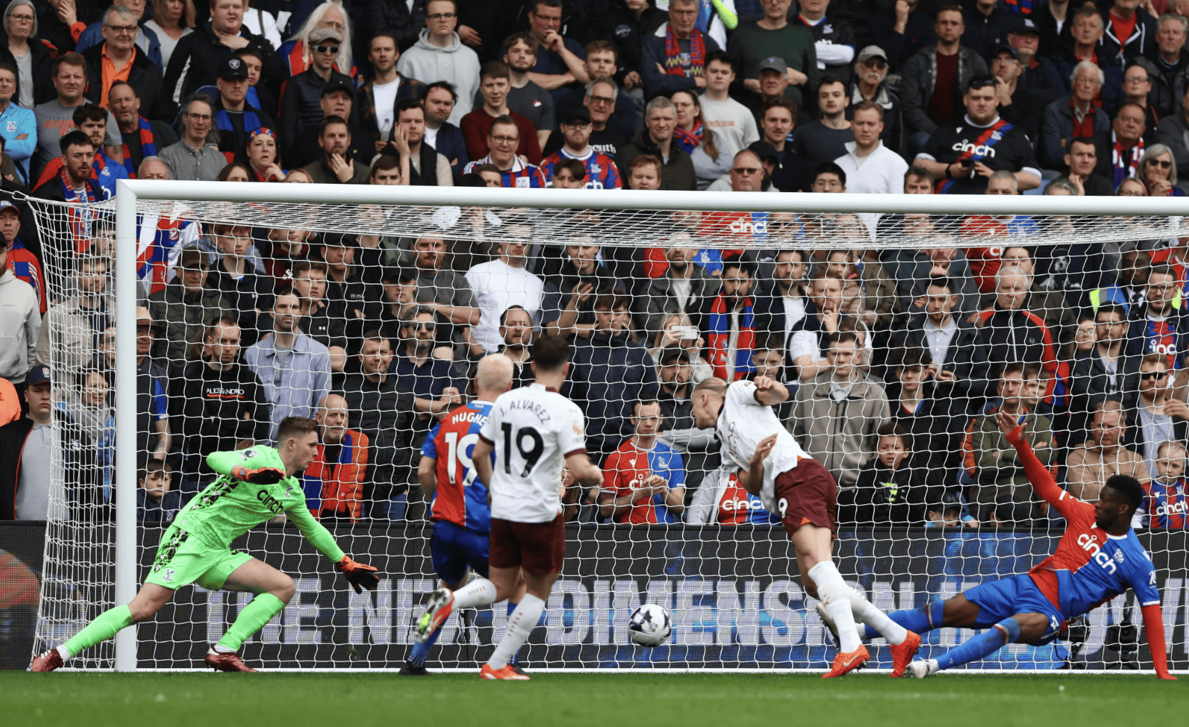 曼城力挫强敌，成功晋级下一轮比赛的简单介绍