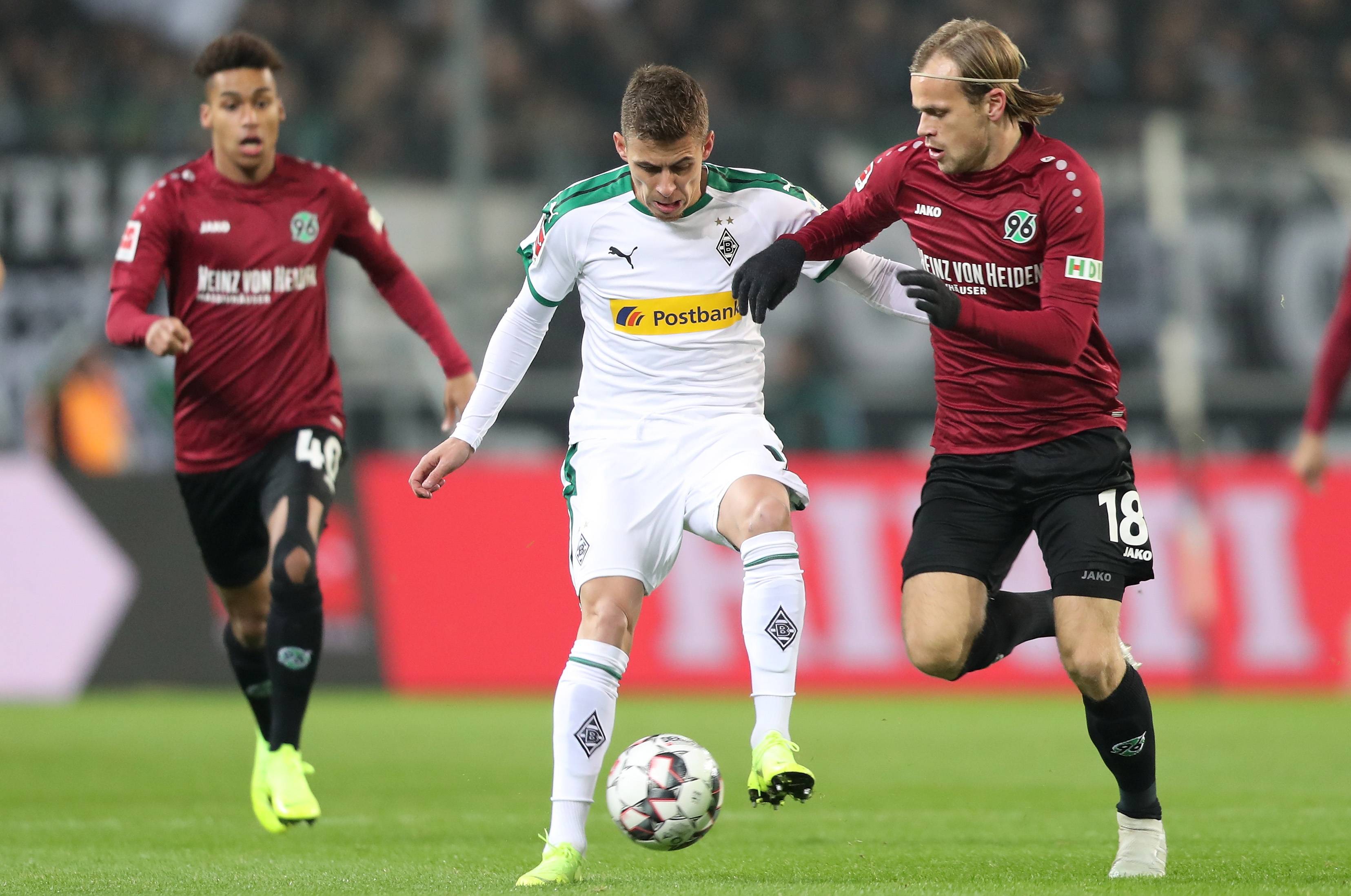 沙尔克04客场失利，抢救保级形势困难