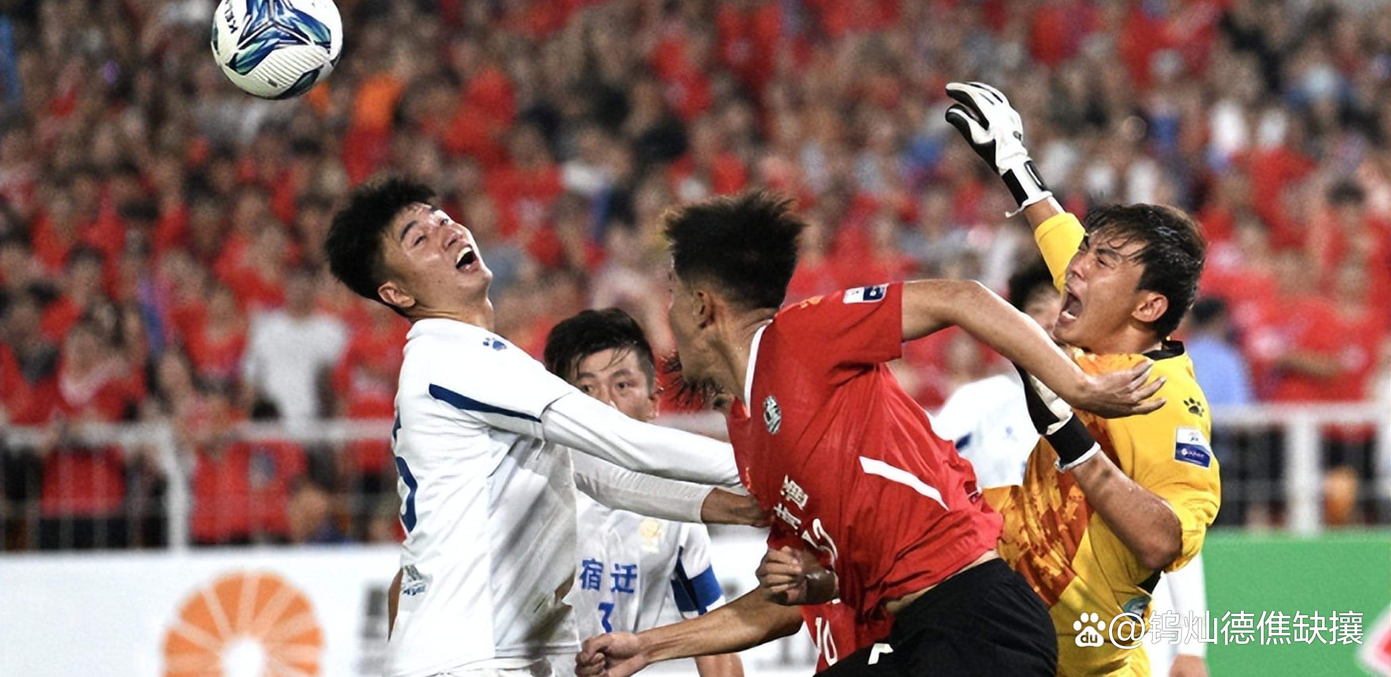 赛事掀起球迷热潮，欢呼不断