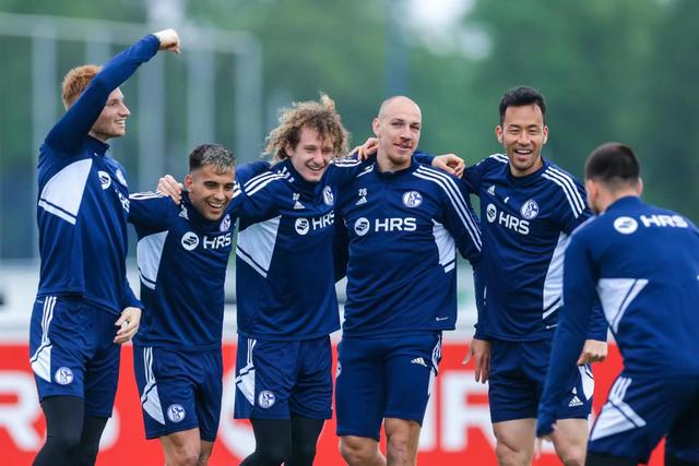 开云下载-拜仁慕尼黑力克沙尔克04，德甲争冠形势一片光明的简单介绍