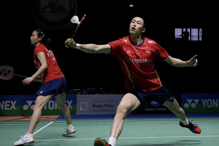 中国队险胜泰国队,黄鸭组合点燃赛场 中国队险胜泰国队,黄鸭组合点燃赛场